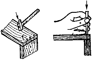 Прибивание деталей гвоздями и втапливание головок добойником